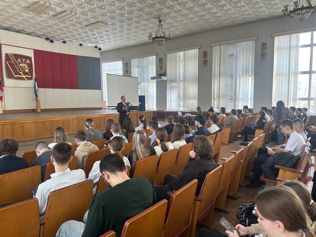 ВСТРЕЧА СТУДЕНТОВ ИНСТИТУТА ЭКОНОМИКИ И УПРАВЛЕНИЯ С АНАТОЛИЕМ НИКОЛАЕВИЧЕМ КНЫШОВЫМ