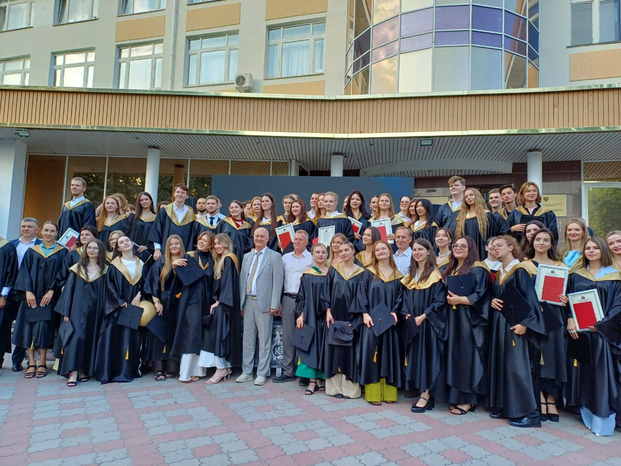 ЛУЧШИЕ ВЫПУСКНИКИ ИНСТИТУТА ЭКОНОМИКИ И УПРАВЛЕНИЯ