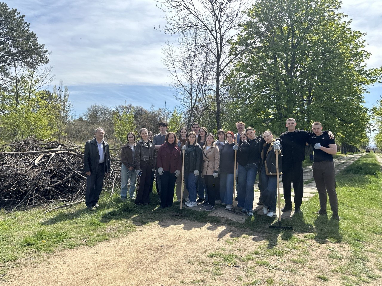 Институт экономики и управления принял участие в добровольческой акции по благоустройству территорий в рамках «Всероссийского субботника»