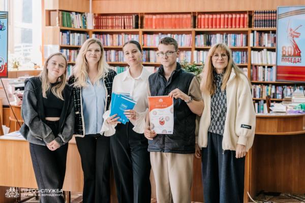 КОМАНДА ИНСТИТУТА ЭКОНОМИКИ И УПРАВЛЕНИЯ «ИУНИСОН» ЗАВОЕВАЛА «БРОНЗУ» В ВОКАЛЬНОМ КОНКУРСЕ «ТЕРРИТОРИЯ «ПЕСНИ ПОБЕДЫ»»