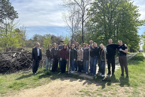 Институт экономики и управления принял участие в добровольческой акции по благоустройству территорий в рамках «Всероссийского субботника»